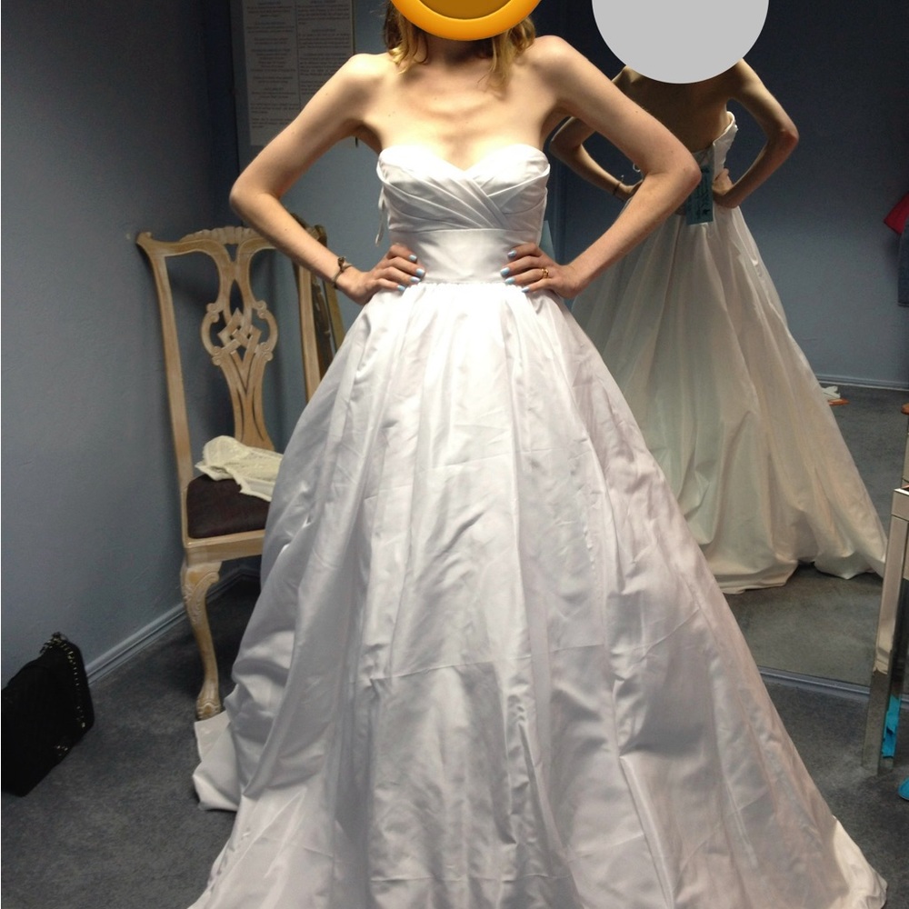 Wtoo beautiful White Gown size 2 (extra long) Debutante/Wedding/Quinceañera